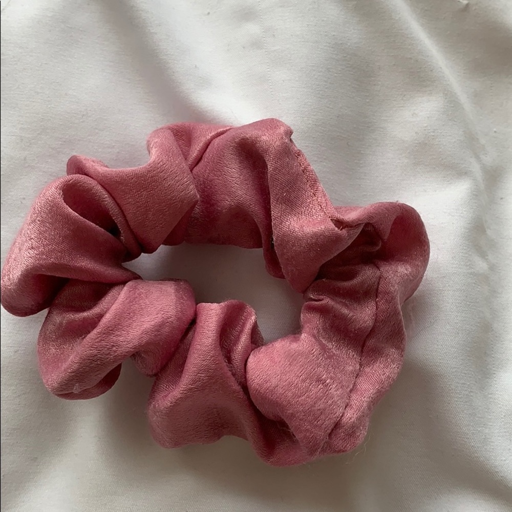 LIGHT PINK SCRUNCHIE